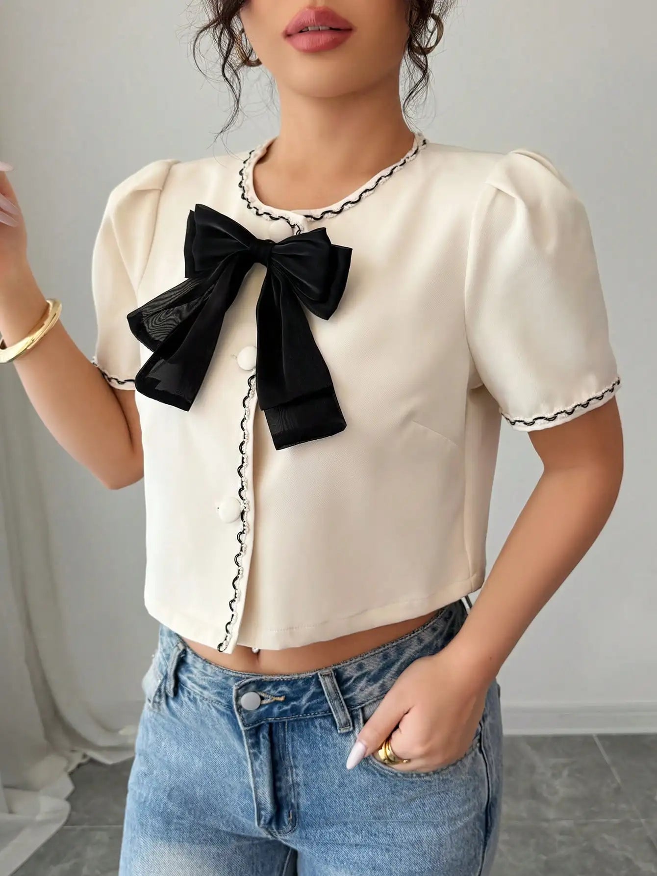French Vintage Sweet & Cool Style Short Women'S Shirt, Summer New Black Bow Trim Waist-Cinching Slimming Blouse.