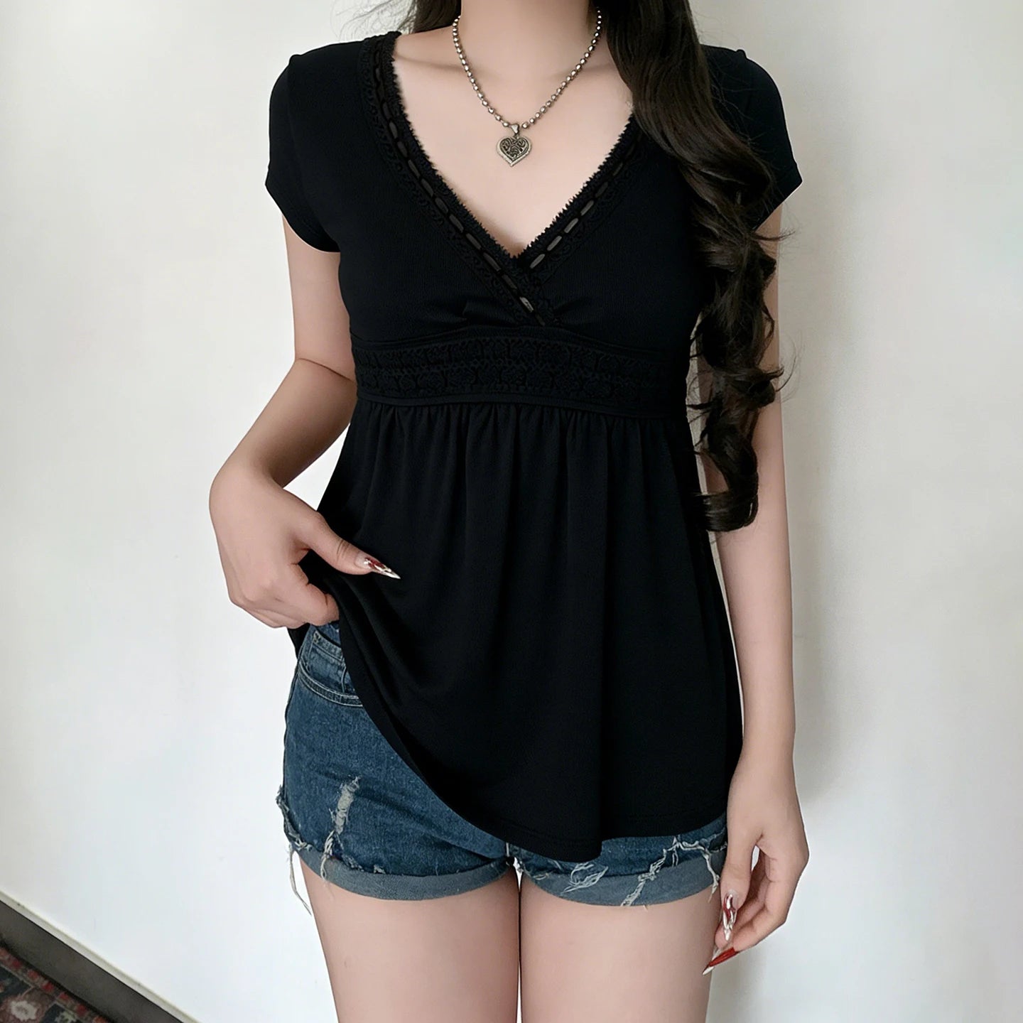 SUCHCUTE Black Lace Patchwork V-Neck Short Sleeve Tees for Women All Match Solid Basic Tops Summer Outfits Y2K T-Shirt Casual